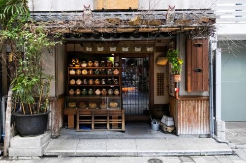 地元は田舎ですが観光地で、店をやっている友人は手取り60万円ほどあるそうです。上京した私は会社員で手取り25万円。都会のほうが稼げると思っていたのですが、そうでもないのでしょうか?