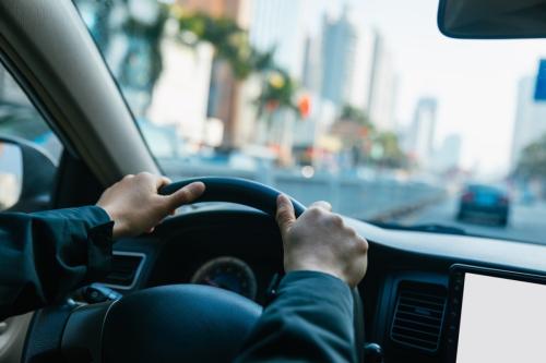 毎週「100ポイントもらえる日だから」と、車で“往復10kmのスーパー”へ行く母…ガソリン代で「100円と少し」かかるなら損ですよね？ 近所より“少し安い程度”なら、行くだけムダではないでしょうか？