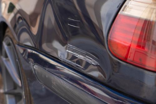 駐車場で隣の車に“ドアパンチ”し、少し傷が…。相手から「この程度なら大丈夫」と言われましたが、警察には何も届けず、そのまま帰っても問題ないのでしょうか?