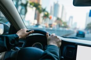 毎週「100ポイントもらえる日だから」と、車で“往復10kmのスーパー”へ行く母…ガソリン代で「100円と少し」かかるなら損ですよね? 近所より“少し安い程度”なら、行くだけムダではないでしょうか?