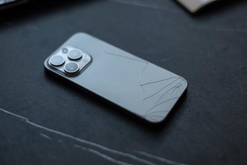 「端末購入プログラム」で返却予定のiPhoneを、子どもが落として背面破損…。壊れたまま返すのと修理してから返すのでは、どちらが負担を抑えられるのでしょうか？