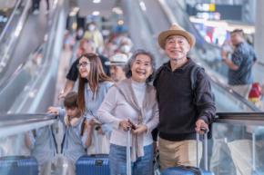 年金生活なのに「毎月旅行」へ出掛ける両親。父は会社員、母は専業主婦でしたが、老後にこれだけ旅行を楽しめるほど年金を受け取れるのでしょうか?