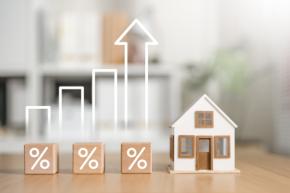 「4000万円」の住宅ローンを変動金利「0.8%」で返済中。同僚から「これから金利が上がったら負担も増えるよ」と言われて不安に…。仮に「1.0%」になると毎月いくら増える? 固定金利への切り替えはいつ検討すべきなのでしょうか?