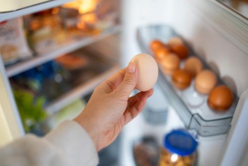 食費節約のため週1回まとめ買いするので、わが家の冷蔵庫はいつも食材でぎっしり。夫は「入れる量で電気代なんて変わらない」と言いますが、本当に差はない？ 詰め込みすぎない場合と比べ、年間の電気代はいくら変わるのでしょうか？