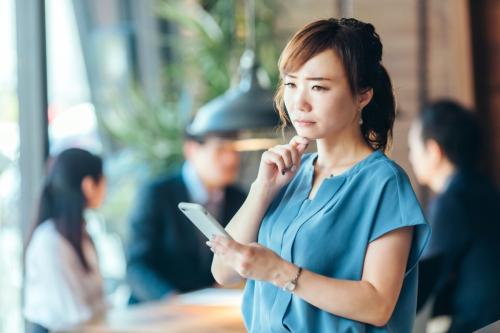 転職して3ヶ月がたちましたが、会社から「試用期間を延長したい」と言われました。給料や待遇が変わったり、正社員になれなかったりすることはあるのでしょうか?