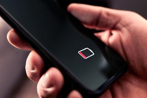 夫のスマホは購入から「2年」で、充電が夕方までもちません。買い替えを勧められましたが、まずバッテリー交換を考えたほうが得でしょうか？
