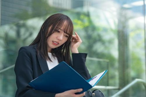 契約社員で働いています。正社員と同じ仕事をしているのに、契約社員というだけで住宅手当も家族手当も出ません。年間でどのくらい待遇差があるものなのでしょうか?