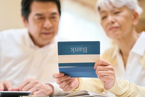 銀行から「退職金1000万円」を“年2.5%”で預けられると案内が! 兄に「騙されるな! 高金利は3ヶ月だけ」と言われたのですが“無知な自分”が悪いんですか?「実際の利息」も試算