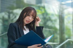 契約社員で働いています。正社員と同じ仕事をしているのに、契約社員というだけで住宅手当も家族手当も出ません。年間でどのくらい待遇差があるものなのでしょうか？
