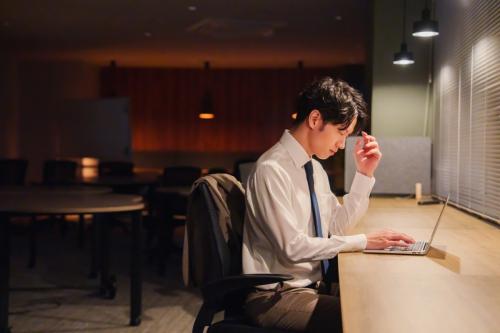 年収「600万円」の夫は毎月残業が多く、年収「500万円」の友人はほぼ定時退社。「1時間あたりの稼ぎ」で見ると逆転することはある？