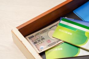 亡くなった父のタンスから「現金300万円」が出てきました。このまま銀行口座に入れると税金がかかるのでしょうか？ 相続財産として申告は必要ですか？