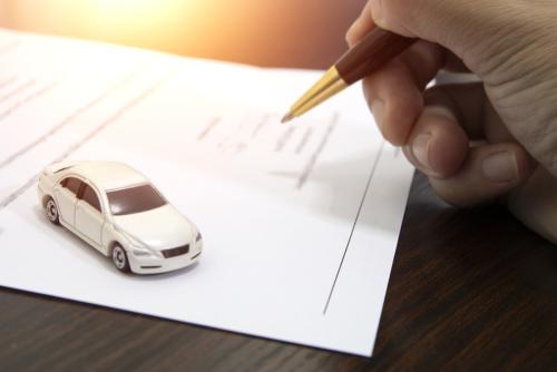 5年契約のカーリースを利用していますが、転勤で2年後には車が不要になりそうです。途中で手放す場合、違約金などの費用はどのように決まるのでしょうか?