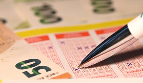 ロト6で毎週「1・2・3・4・5・6」を買う夫。実は毎回「同じ数字・違う数字」でも“1等の確率”は同じ!? 割合は「約0.000016％」…当選確率に関する“意外な事実”とは