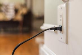 外出前には必ずテレビや家電のコンセントを抜いています。家族から「待機電力なんて微々たるものでしょ」と笑われましたが、こまめに抜く場合と抜かない場合では、年間の電気代にどのくらい差が出るのでしょうか？
