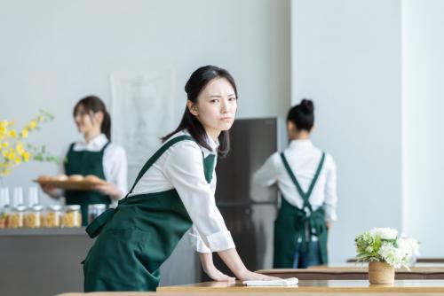 パートの勤務時間を増やそうと思っています。扶養内に収めたいのですが、「106万円の壁」と「130万円の壁」のどちらを超えないようにすればいいのでしょうか?