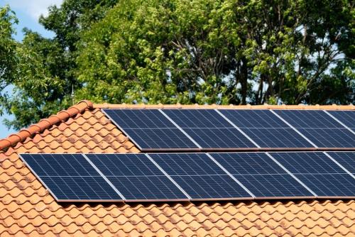 太陽光パネルを設置予定です。2026年度の売電単価は「1~4年目が24円、5~10年目は8.3円」とのことですが、発電した電気は売るのと自宅で使うのとどちらが得ですか?