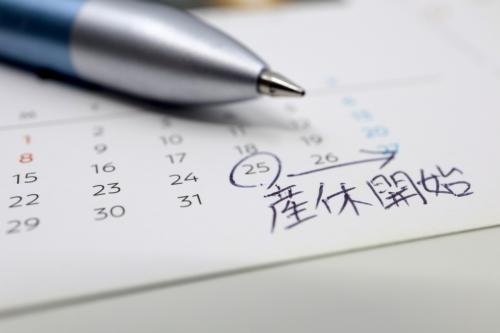 職場の同僚が産休に入りました。こちらの業務量は増えるのに給料は変わらず、一方で休む側には給付金が支給されますよね。制度として必要なのは分かりますが、不公平ではないでしょうか？