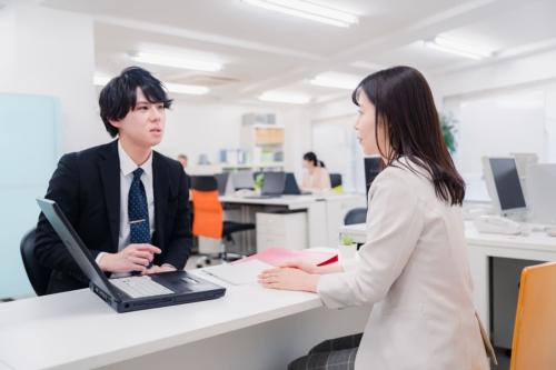 「大学には行かず、高卒で国家公務員になる」と言う息子。「4年早く働くほうが稼げる」と考えているようですが、大卒で国家公務員になる場合と生涯収入はどれくらい違うのでしょうか?