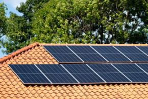 太陽光パネルを設置予定です。2026年度の売電単価は「1～4年目が24円、5～10年目は8.3円」とのことですが、発電した電気は売るのと自宅で使うのとどちらが得ですか？