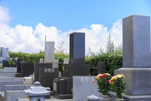 墓じまいをしようと思っています。「50万円あればできる」と聞きましたが、墓石の撤去以外にもお金がかかるのでしょうか？ 費用相場も知りたいです。