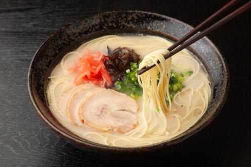 一蘭で“11歳のわが子”に「お子様ラーメンはタダだから」と食べさせる夫…食べ足りなくても「替玉すれば210円」とのことですが、無料の年齢でも“一人前を頼む”べきですか? 対応策を確認