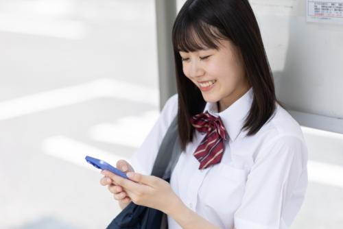 高校生の子どもが「持つならiPhoneがいい」と言っています。「iPhone 17」と「Google Pixel 10」を4年間使う場合、端末代や保証費を含めると負担はいくら違うのでしょうか?