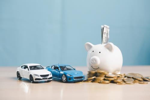 自宅に「月々4万円で新車に乗れる」というカーリースの案内が届きました。「300万円」の車を買うより負担が軽そうですが、月額料金以外に確認しておく費用はありますか?