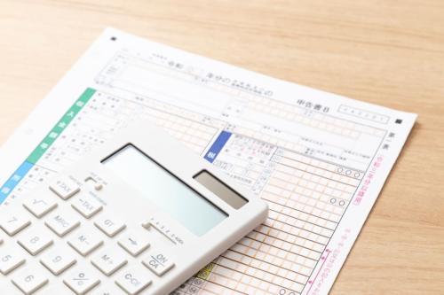 特定口座の「米国株VYM」で“年50万円”の分配金! 確定申告で「外国税額控除」を受けたら、国民健康保険料が「10万→25万円」に急増!?“年金月15万円”の手取りが削られる落とし穴