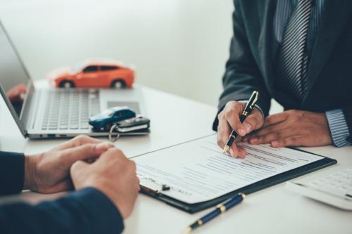 新車購入時“金利2.7%”なので「銀行ローン」ですが、友人は“5.8%”なのに「ディーラーローン利用」とのこと…同じ300万円でも“金利25万円も損”なのにナゼ? ディーラーローンのメリットとは
