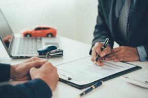 新車購入時“金利2.7%”なので「銀行ローン」ですが、友人は“5.8%”なのに「ディーラーローン利用」とのこと…同じ300万円でも“金利25万円も損”なのにナゼ? ディーラーローンのメリットとは