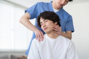 自営業のエンジニアです。肩こりや腰痛がひどいため、週1回整体に通っています。仕事を続けるための体のメンテナンスなので、整体代は経費として認められますか？