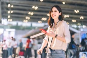 海外旅行で「5日間」スマホを使う予定です。海外用の通信サービスと、今の契約の海外利用では、料金のどこを比べればよいでしょうか？
