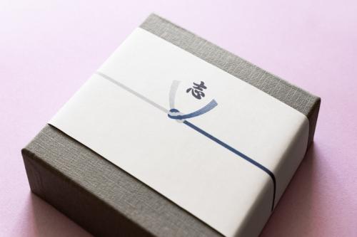父の葬式で会社の上司から1万円の香典をいただきました。葬儀の際に準備していた香典返しはすでに渡しています。改めて何かお返しを用意したほうがいいのでしょうか？