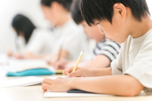 中学受験を考えています。塾は何年生から通い始めるのが一般的ですか？ 受験までに塾代だけで総額いくらくらいかかるのでしょうか？