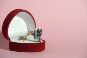 還暦を過ぎた年齢ですが、結婚を考えています。事実婚でもいいと思っているのですが、籍を入れることで税金や年金、相続など、お金の面でどんなメリットがあるのでしょうか？