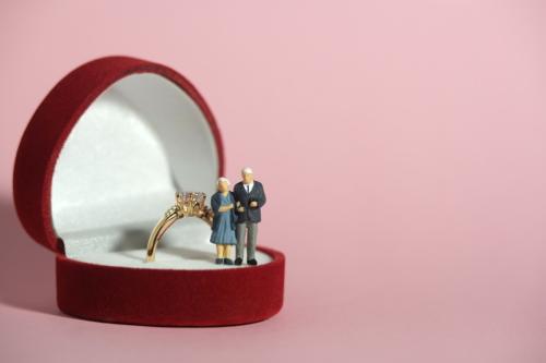 還暦を過ぎた年齢ですが、結婚を考えています。事実婚でもいいと思っているのですが、籍を入れることで税金や年金、相続など、お金の面でどんなメリットがあるのでしょうか？