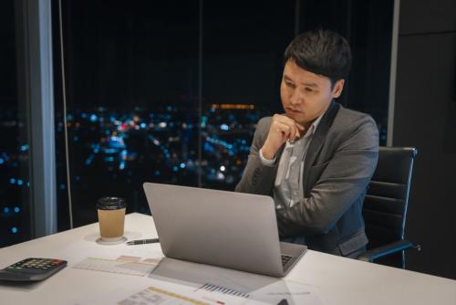 夫は「月給30万円」で勤怠は15分単位。毎日10分の“残業切り捨て”で「3年で28万円」が消滅!? 本人は「仕方ない」と言いますが、子どもの“塾代3万円”のため節約してるのに…会社に請求できないのでしょうか？