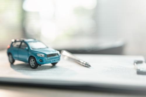 地方へ引っ越すことになり、車が必要になりました。中古車を買うかカーリースにするか迷っていますが、初期費用だけでなく維持費まで考えると何が違うのでしょうか?