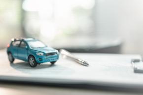 地方へ引っ越すことになり、車が必要になりました。中古車を買うかカーリースにするか迷っていますが、初期費用だけでなく維持費まで考えると何が違うのでしょうか？