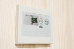 夫が「お風呂のお湯は翌日も追いだきすれば節約になる」と言いますが、子どももいるので衛生面が心配…。毎日「180L」を入れ替える場合と比べ、1年間でいくら違うのでしょうか？