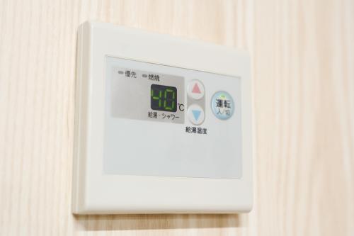 夫が「お風呂のお湯は翌日も追いだきすれば節約になる」と言いますが、子どももいるので衛生面が心配…。毎日「180L」を入れ替える場合と比べ、1年間でいくら違うのでしょうか?