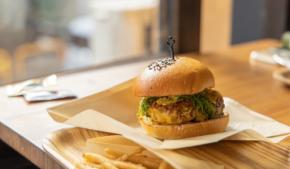 「マクドナルド株」を“1株8500円”で100株買った友人。今は「7500円」ほどで“10万円の損”なのに「優待目的だから」と持ち続けています。優待の価値は「1万2000円」程度なら、手放すべきではないでしょうか？