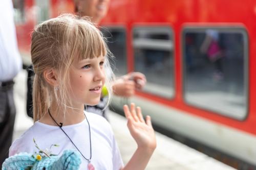 「幼児は運賃無料」なので“職場の1駅前”で「保育園児の娘だけ」改札を通し、実家の両親に引き渡し! 最近「単独行動扱いで料金がかかる」と聞きましたが“乗車時に親子いっしょ”なら問題ありませんか? JR西日本の回答も確認