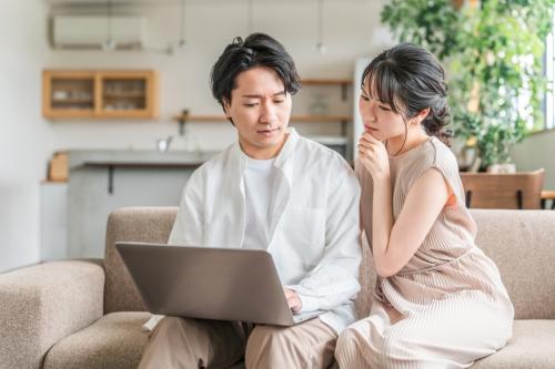 共働き夫婦で、子どもを夫婦どちらの扶養に入れるか迷っています。夫と妻で年収が違う場合、どちらの扶養に入れるのがお得なのでしょうか？
