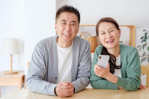 夫婦で同じスマホプランを使っています。私は毎月ギガが余る一方で、夫は月末になると足りなくなることも。使い方が違う夫婦は、どんな料金プランを選べばよいのでしょうか？