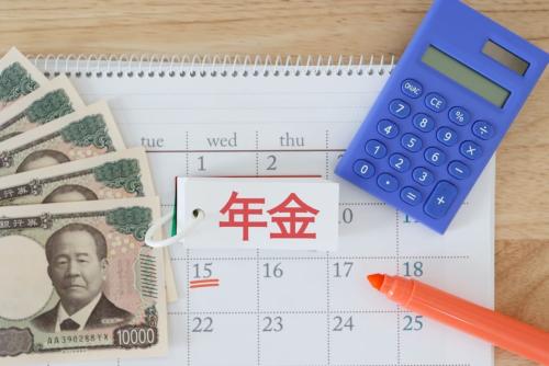 「年金を繰下げれば増える」と聞き、老齢基礎年金も老齢厚生年金も一緒に待つつもりだった父。2つの年金は別々に受給開始時期を決めることもできるのでしょうか?