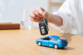 月に数回しか車を使いません。必要なときだけレンタカーを借りるのと、カーリースで1台持つのでは、年間の負担はどのくらい変わるのでしょうか?
