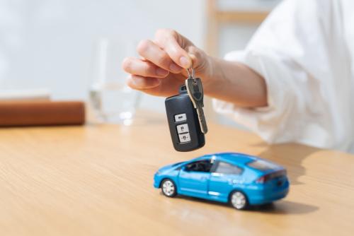 月に数回しか車を使いません。必要なときだけレンタカーを借りるのと、カーリースで1台持つのでは、年間の負担はどのくらい変わるのでしょうか？