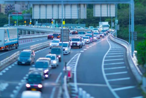 毎日“高速道路通勤”で「月4万8000円」かかる夫。同僚に「平日朝夕割引なら半額になる」と言われたそうですが、年間なら“28万8000円”…本当にそこまで安くなりますか? 必要な“事前登録”を確認