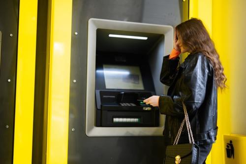 家賃「8万円」を間違った口座へ振り込んでしまい、大慌て! 銀行に連絡すれば、すぐに全額戻してもらえるのでしょうか?